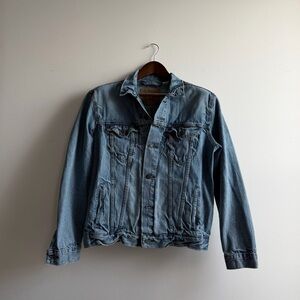 Levi’s Classic Denim Trucker Jacket — Light Wash — Size M